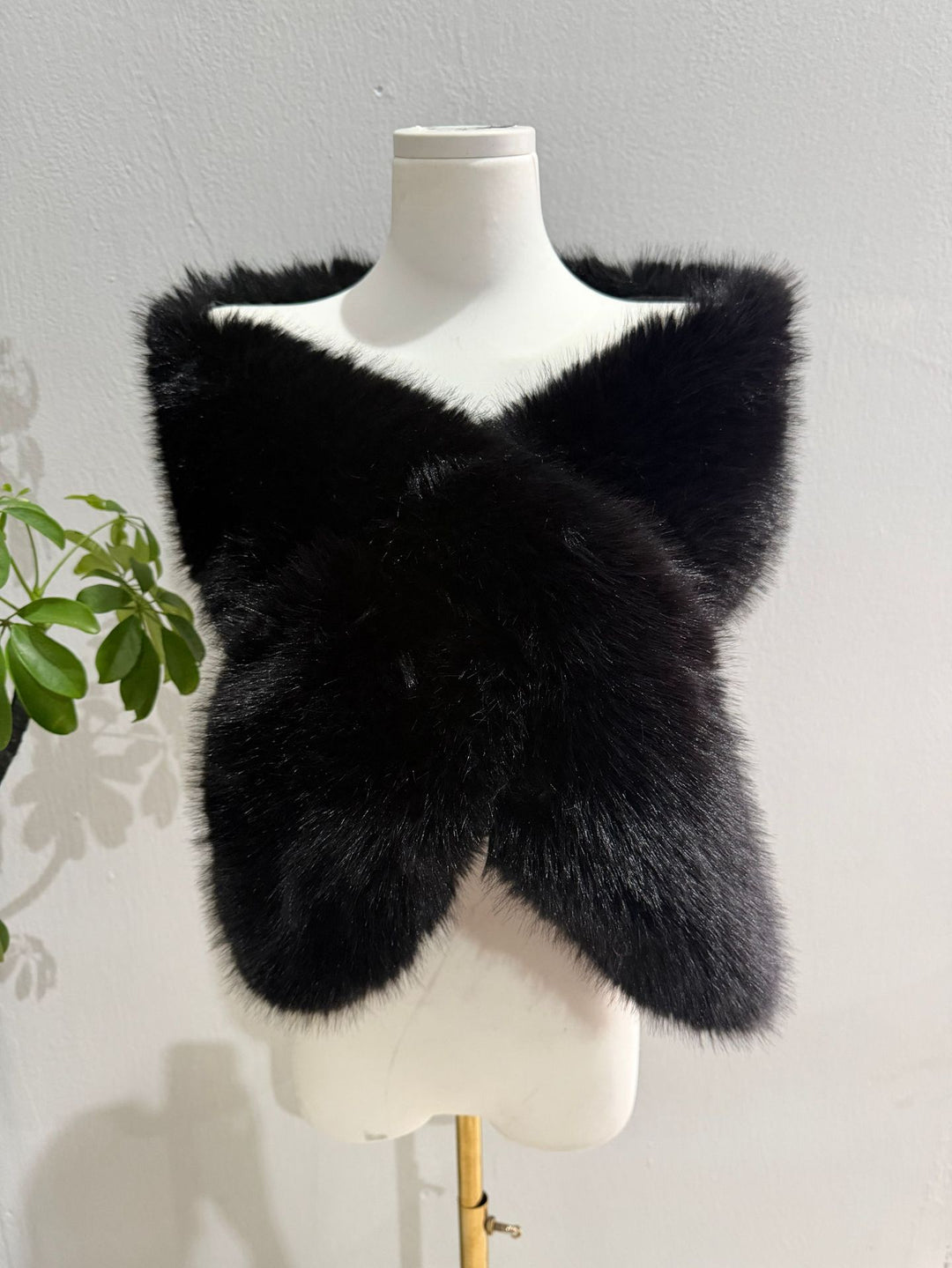 Damen Luxuriöse Wendbare Kunstpelz-Schulterstola mit V‑Form Shop Nory