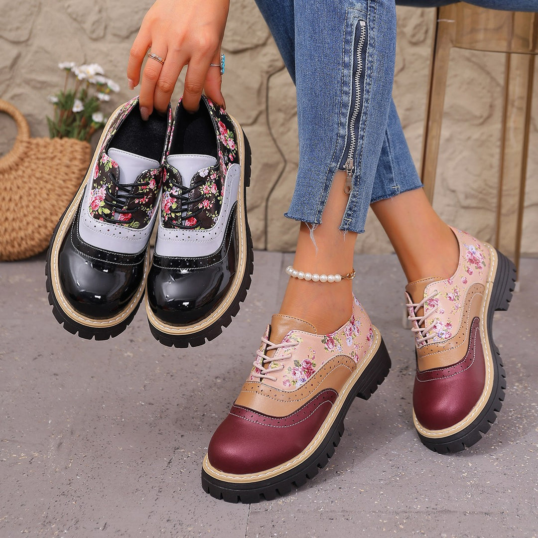 Damen Plateau-Brogue-Schnürer mit Blumenmuster und Lackdetails Shop Nory
