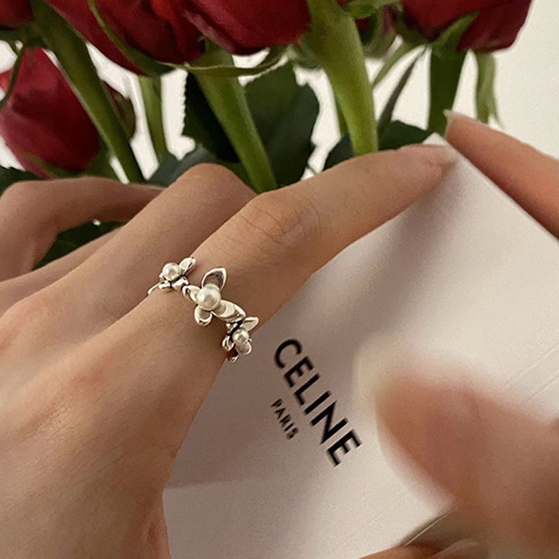 Damenring mit floralem Design und zarten Perlen-Details Shop Nory