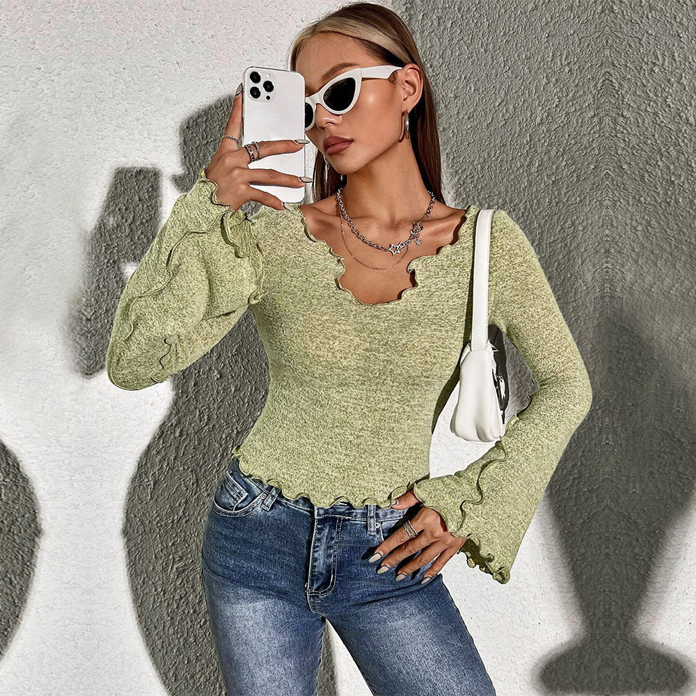 Damen figurbetontes Feinstrick-Longsleeve mit V-Ausschnitt, welligem Saum und Glockenärmeln Shop Nory