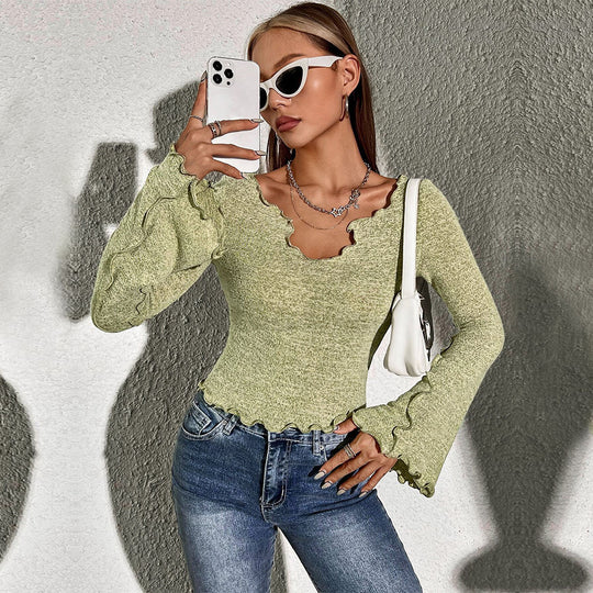 Damen figurbetontes Feinstrick-Longsleeve mit V-Ausschnitt, welligem Saum und Glockenärmeln Shop Nory