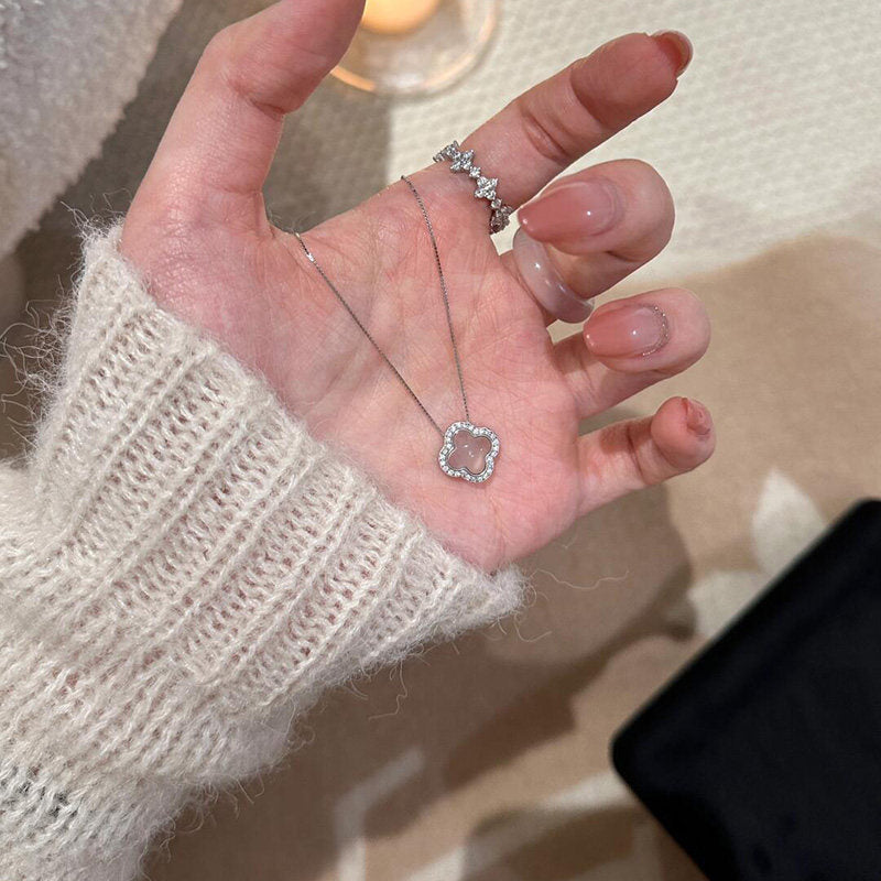 Damen Halskette mit funkelndem blütenförmigen Anhänger und hochwertigem Zirkonia-Besatz Shop Nory