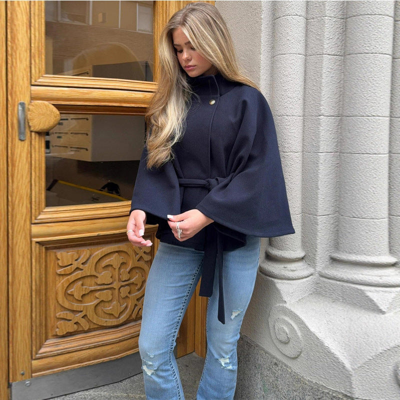 Damen Kurzcape-Mantel aus Wollmix mit Stehkragen, weitem Kimonoärmel und Bindegürtel Shop Nory