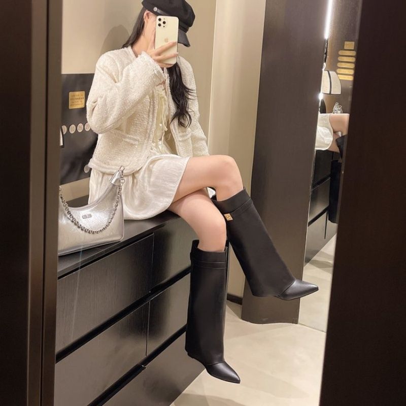 Damen Moderne kniehohe Stiefel mit verdecktem Keilabsatz und spitzer Zehenpartie Shop Nory