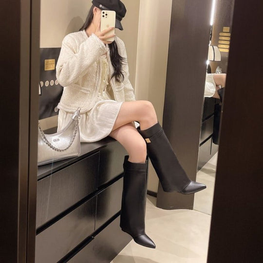 Damen Moderne kniehohe Stiefel mit verdecktem Keilabsatz und spitzer Zehenpartie Shop Nory