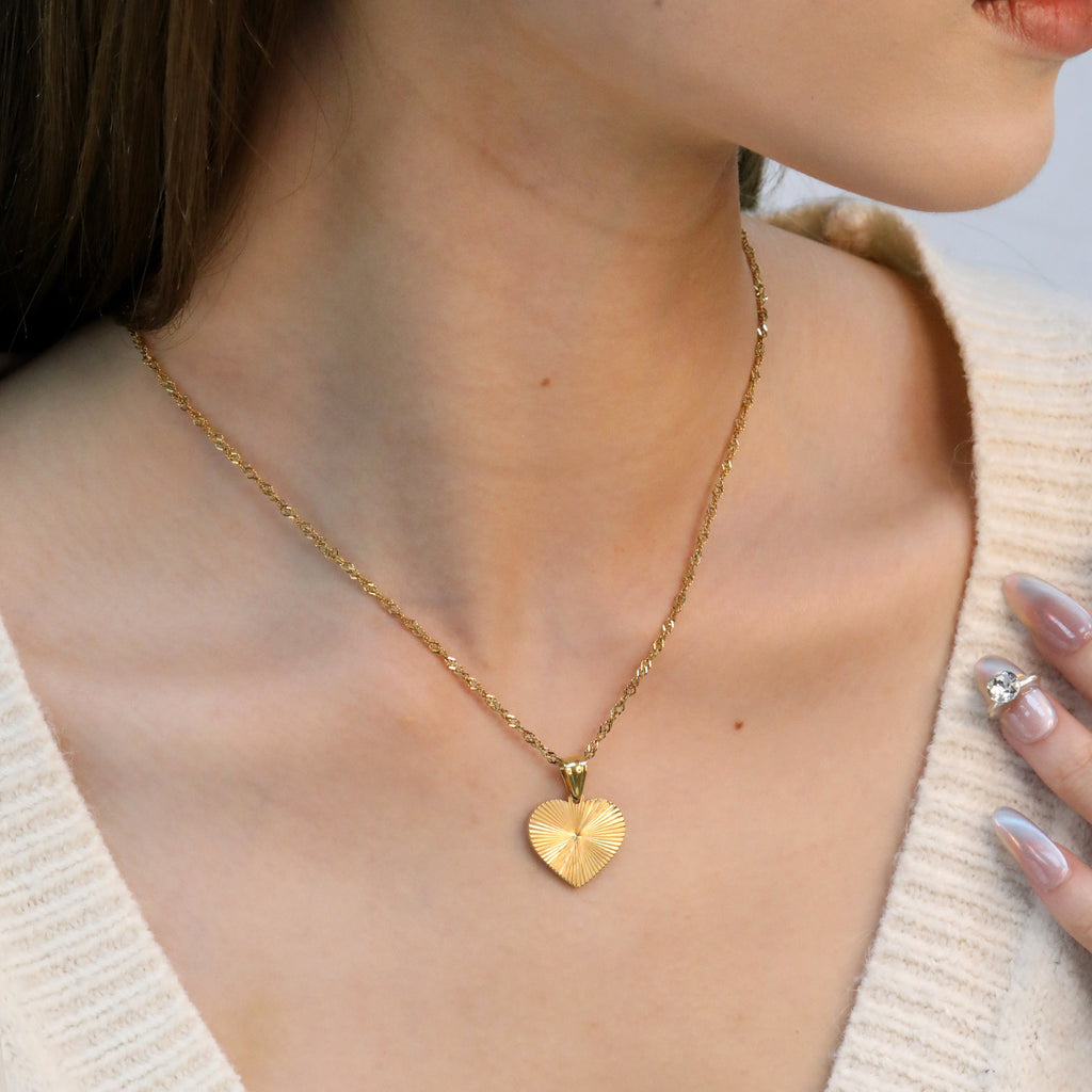 Damen Halskette mit herzförmigem Anhänger aus hochwertigem Edelstahl und verstellbarem Verschluss Shop Nory