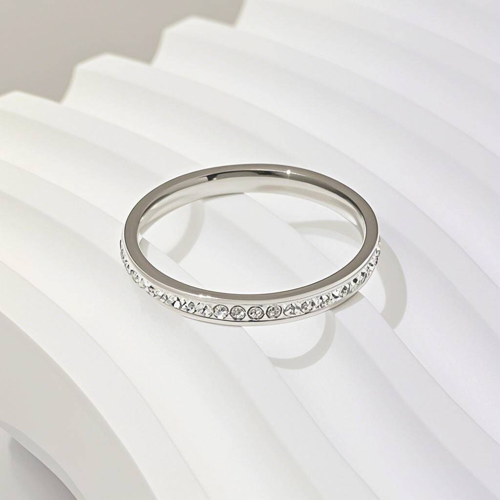 Damen Ring mit funkelndem Zirkonia-Besatz und eleganter Hochglanzoberfläche Shop Nory