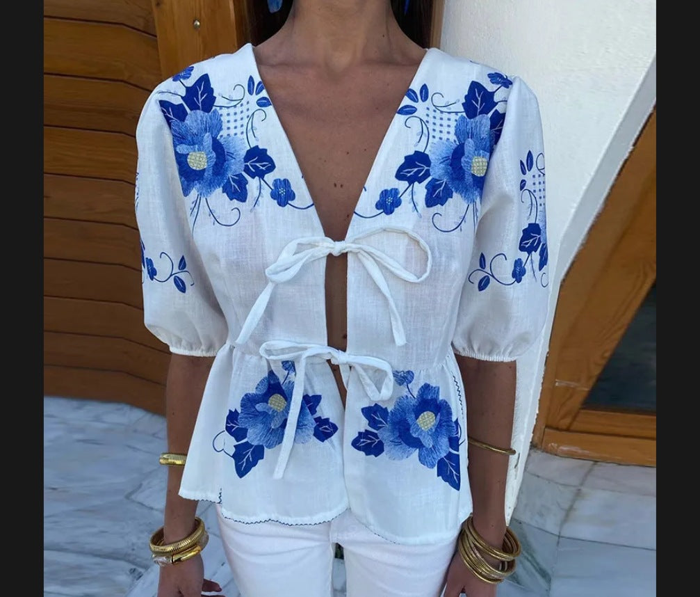 Damen Bluse mit floralen Stickereien und verspieltem Schnitt