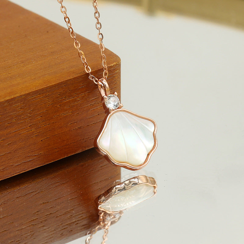 Damen filigrane Halskette mit muschelförmigem Anhänger und funkelnden Zirkonia Shop Nory