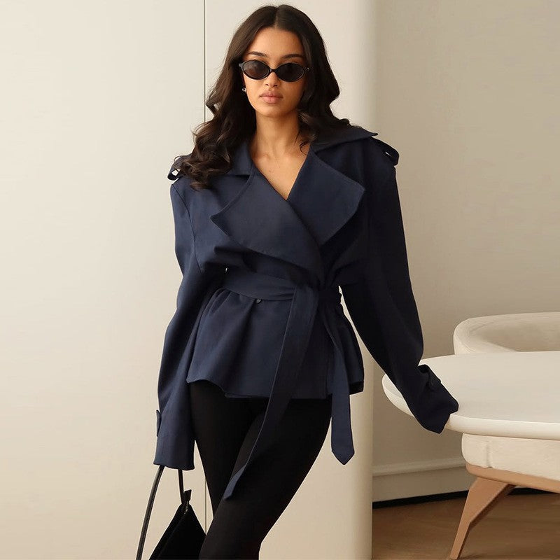 Damen Cropped-Trenchjacke mit doppelter Knopfleiste, Taillengürtel und Schulterriegeln Shop Nory