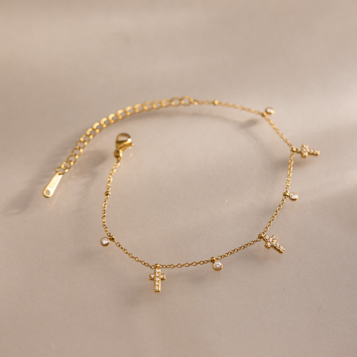 Damen Armband mit funkelnden Kreuzanhängern und hypoallergenem Edelstahl Shop Nory