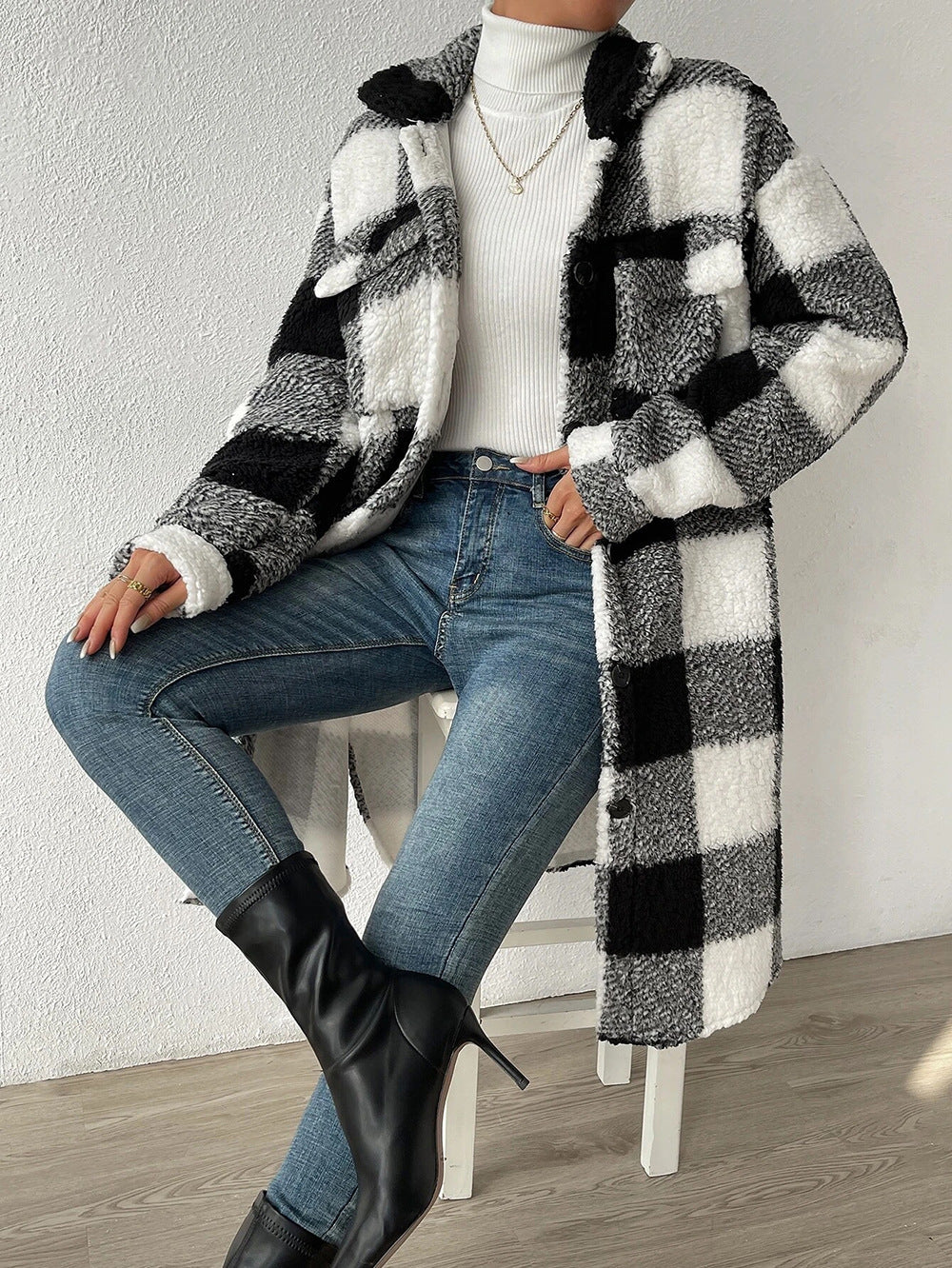 Damen nan langer Teddy-Karo-Mantel mit Hemdkragen, aufgesetzten Brusttaschen und Knopfleiste Shop Nory