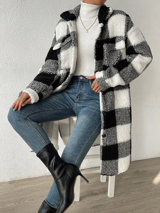 Damen nan langer Teddy-Karo-Mantel mit Hemdkragen, aufgesetzten Brusttaschen und Knopfleiste Shop Nory