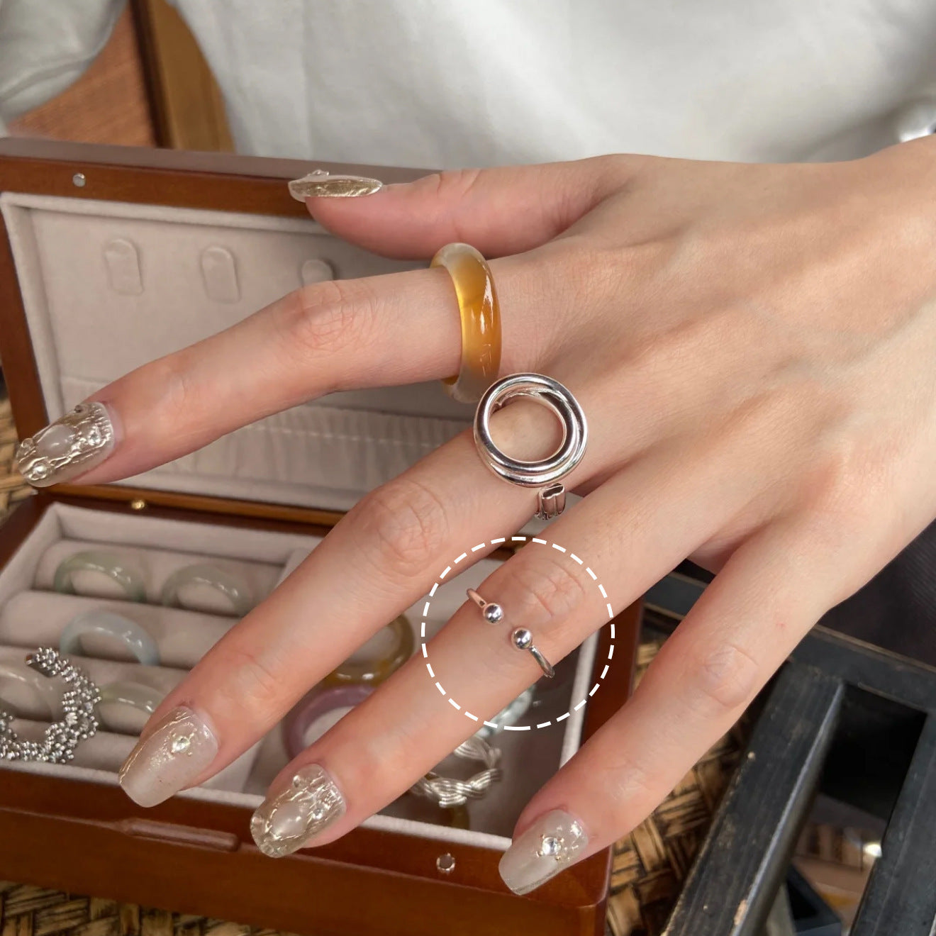 Damen Offener Ring mit stilvollen Kugeldetails Shop Nory