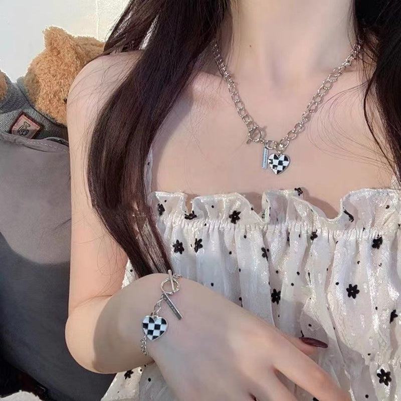 Damen elegant gestaltete Kettenhalskette mit Herz- und Stabanhänger Shop Nory