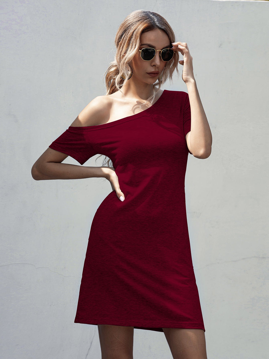 Damen Kleid mit asymmetrischem Ausschnitt und bequemen Schnitt Shopnory