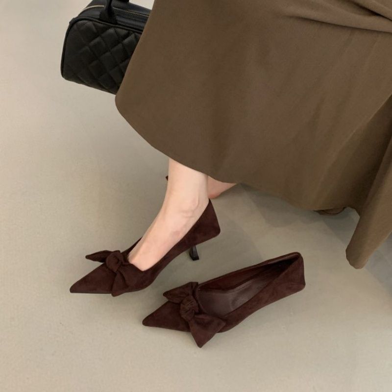 Damen elegante spitze Samt-Pumps mit mittelhohem Kittenabsatz und Zierschleife Shop Nory