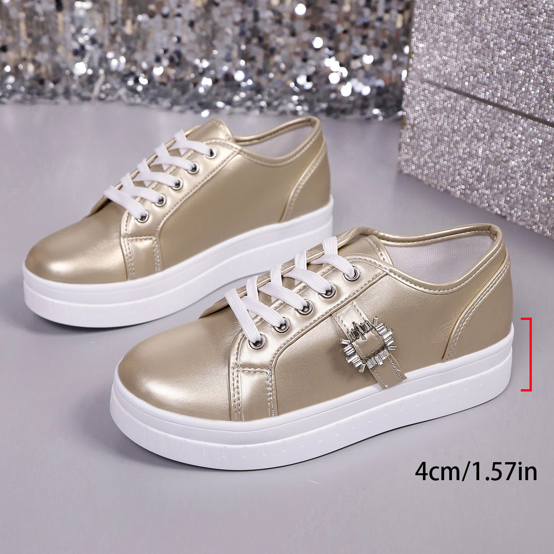 Damen Plateau‑Sneaker mit Metallic‑Obermaterial, dekorativer Strass‑Schließe und gepolsterter Komfortsohle Shop Nory
