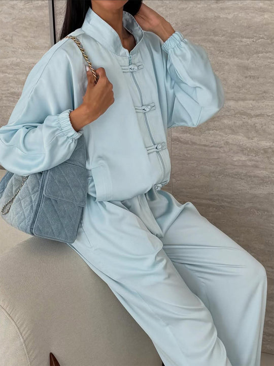 Damen Satin-Zweiteiler mit traditionellen Knebelverschlüssen und weitem Hosenrock Shop Nory