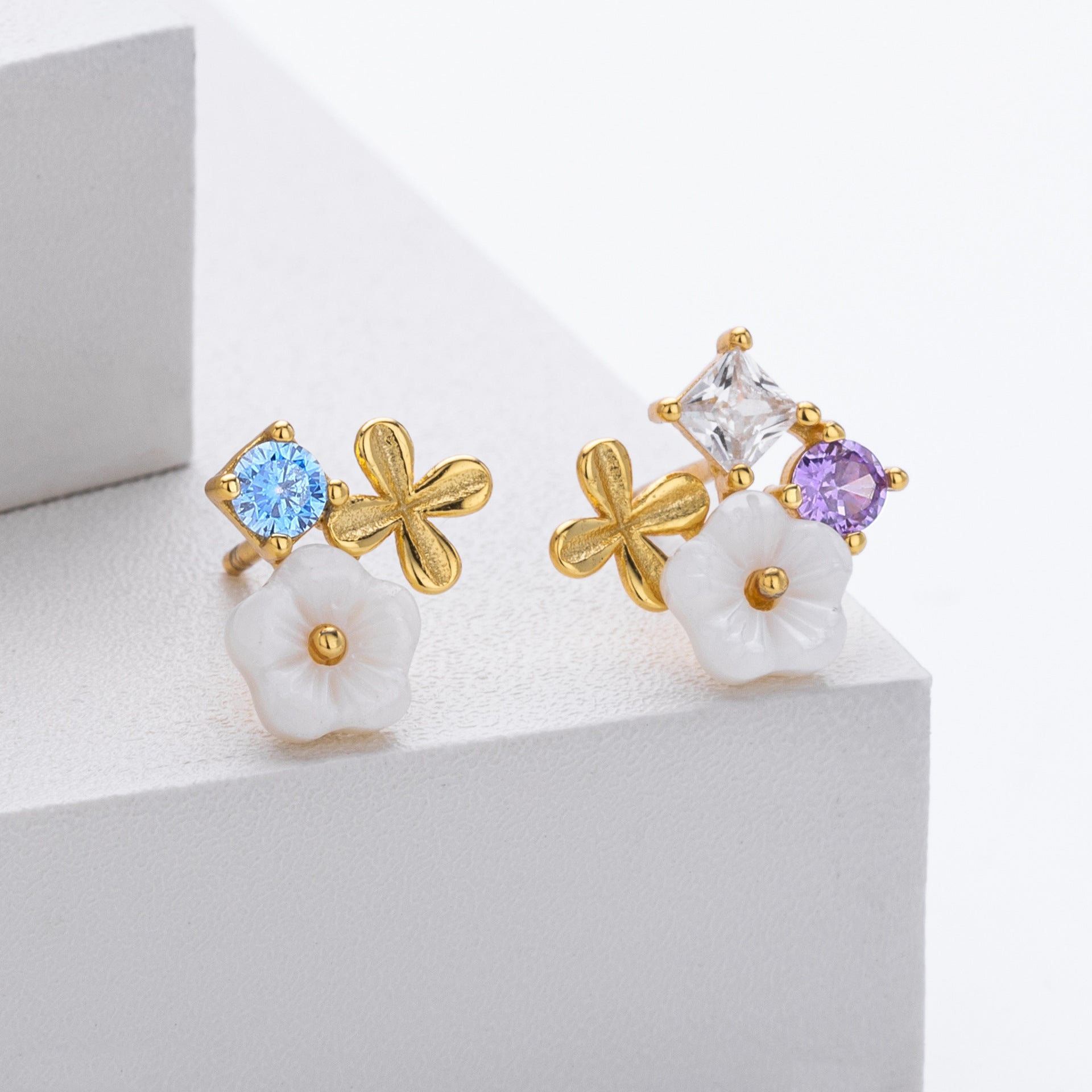 Damen Ohrstecker mit funkelnden Zirkonia in elegantem Blüten-Design Shop Nory