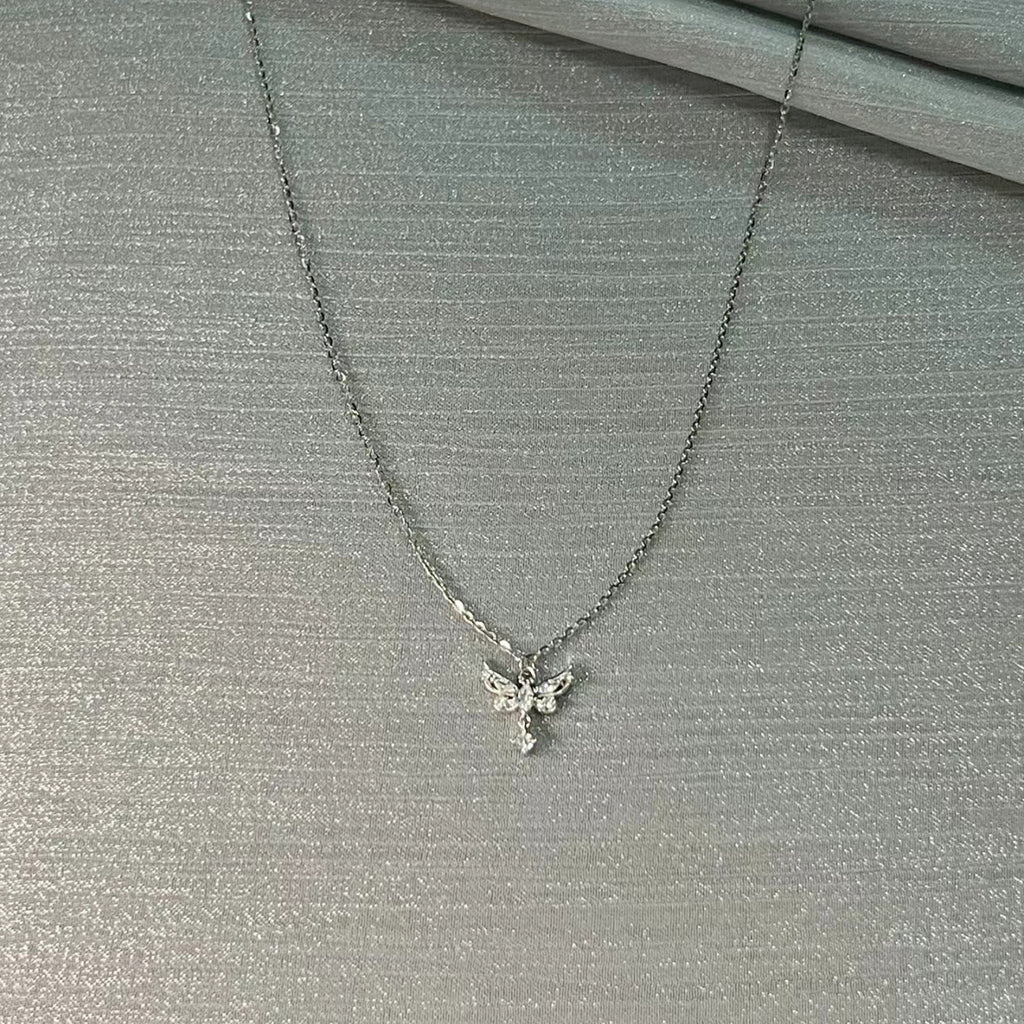 Damen Halskette mit kunstvollem Schmetterlingsanhänger und funkelnden Zirkonia Shop Nory