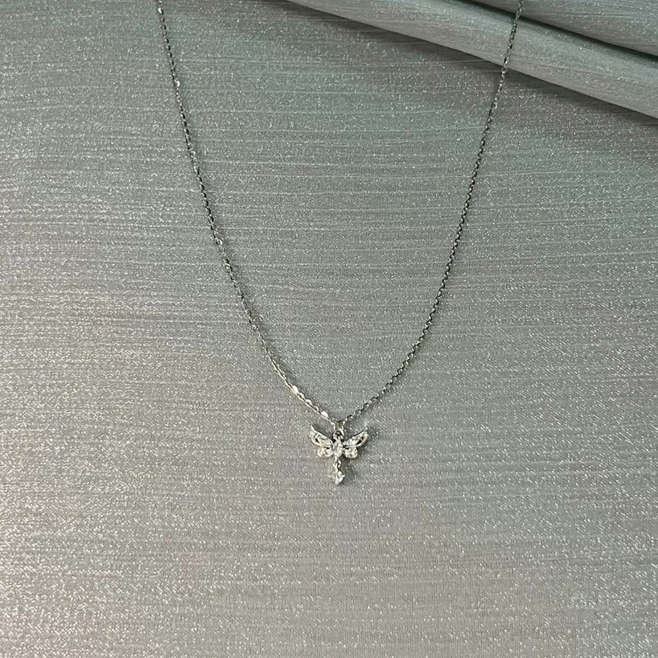Damen Halskette mit kunstvollem Schmetterlingsanhänger und funkelnden Zirkonia Shop Nory