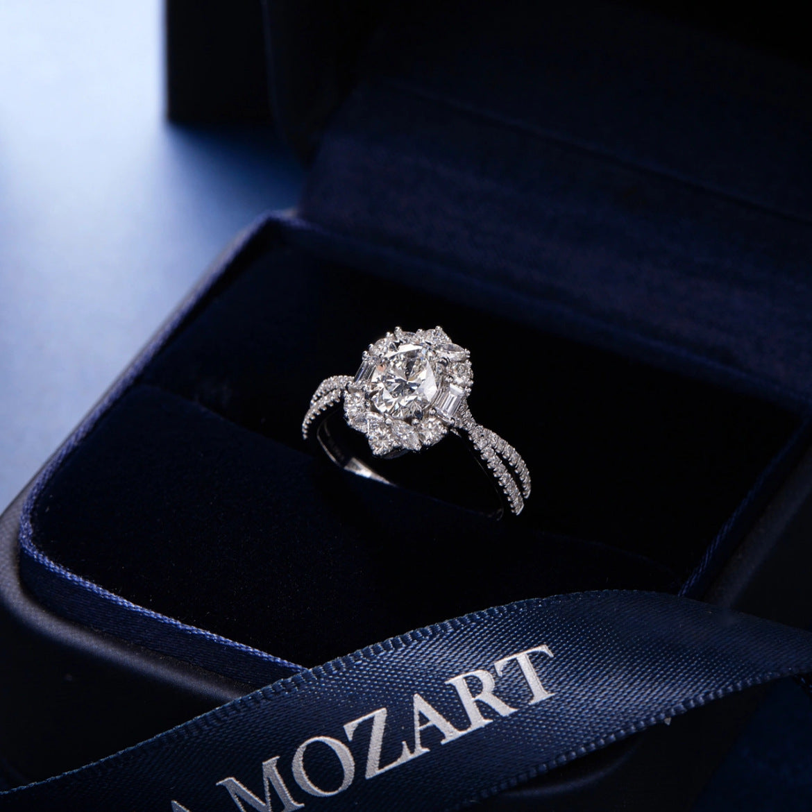 Damenring mit prachtvollem ovalen Diamanten und funkelndem Zirkonia-Besatz Shop Nory