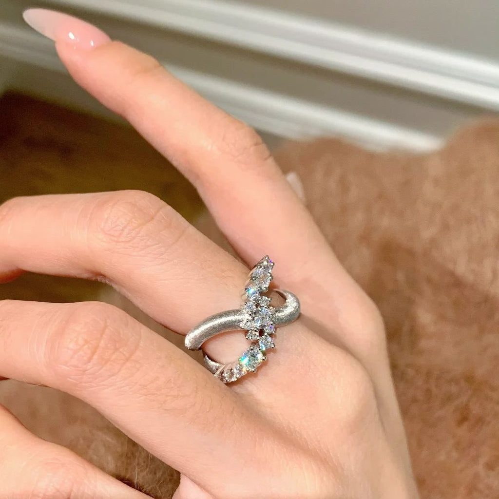 Damens Ring mit elegantem verlaufendem Design und funkelndem Zirkonia Shop Nory