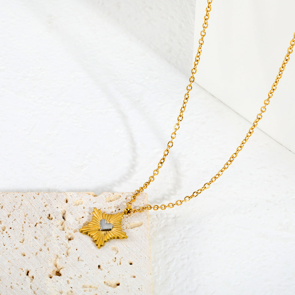 Damen Halskette mit strahlendem Sternanhänger und Herzdetail Shop Nory