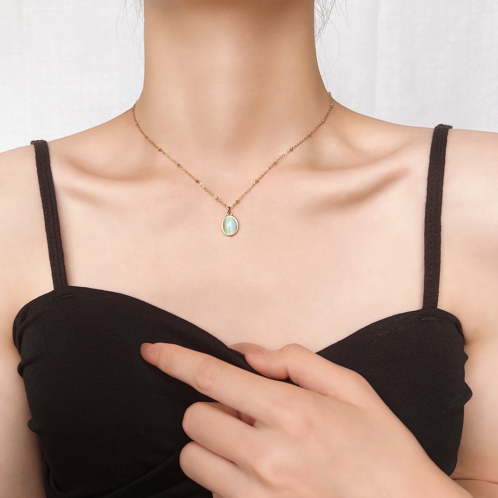 Damen elegante Halskette mit ovalem Anhänger und goldener Kette Shop Nory