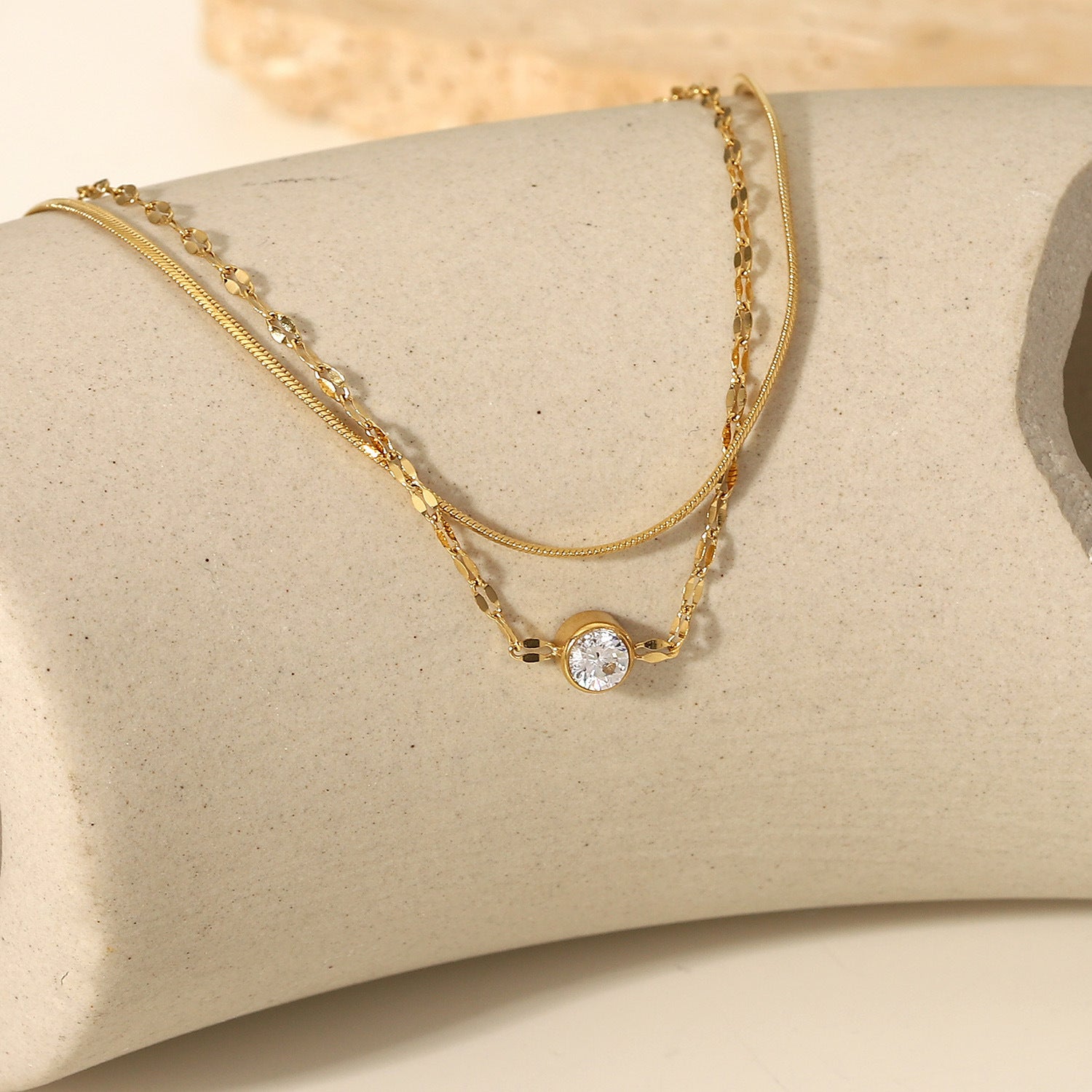 Damen Armband mit feinem Kettendesign und eleganten Zirkonsteinen Shop Nory