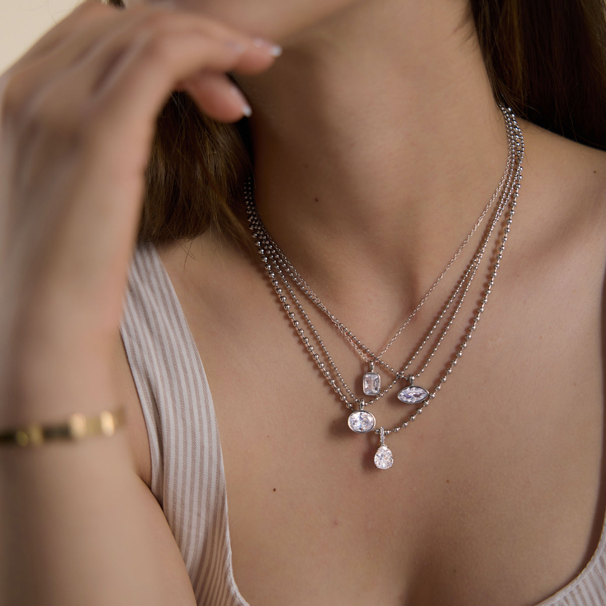 Damen Halskette mit funkelndem Tropfenanhänger aus hypoallergenem Edelstahl Shop Nory