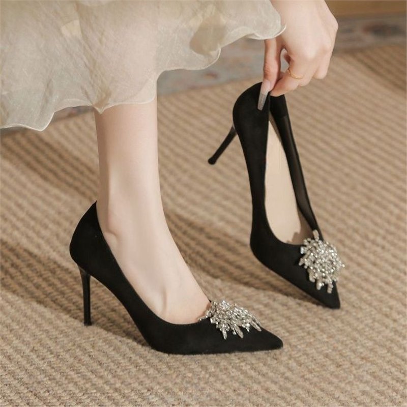 Damen spitz zulaufende Samt‑Pumps mit hohem Stiletto und Kristallbrosche Shop Nory