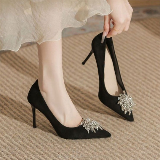 Damen spitz zulaufende Samt‑Pumps mit hohem Stiletto und Kristallbrosche Shop Nory
