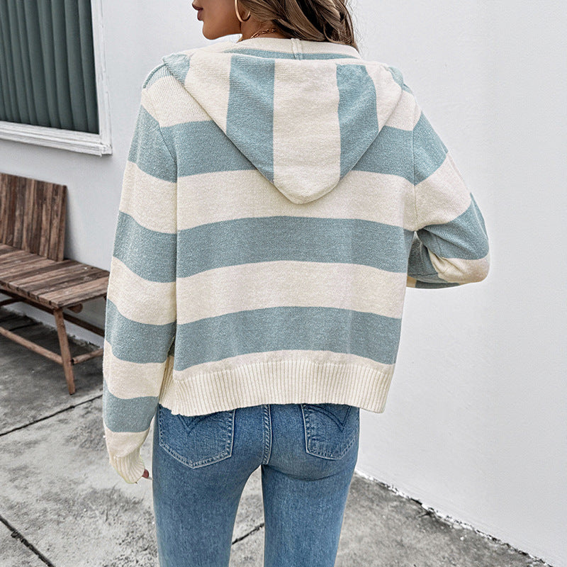 Damen Gestreifte Strick‑Kapuzenjacke mit Reißverschluss, kurzem Saum & Kängurutasche Shop Nory