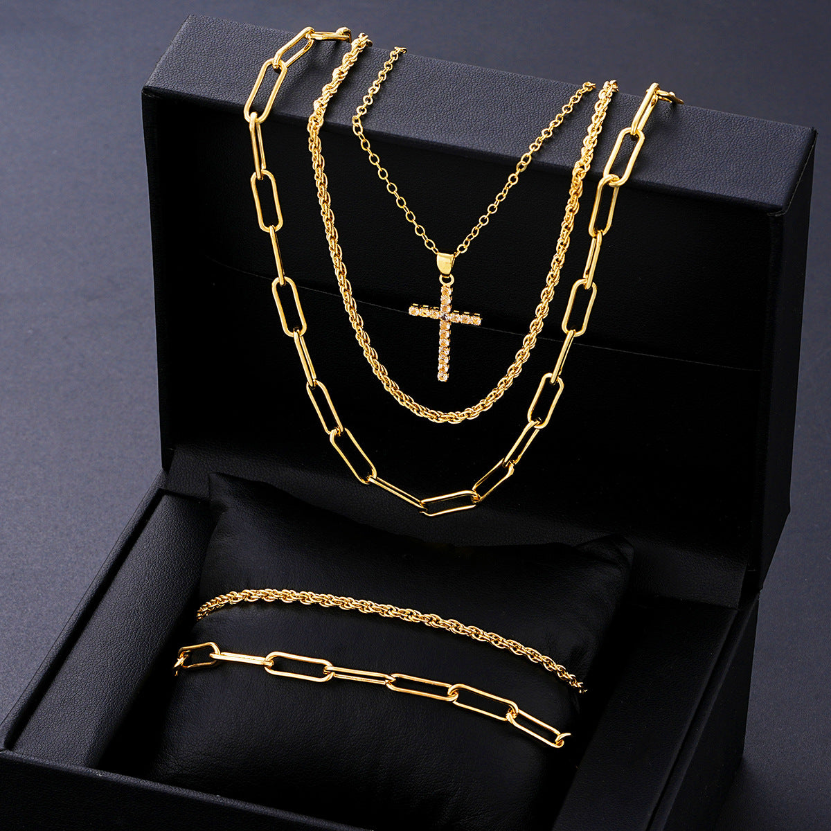 Damen Schmuckset mit elegantem Kreuzanhänger und modernem Kettendesign Shop Nory