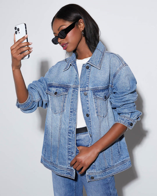Damen Oversized Denimjacke im lässigen Schnitt mit aufgesetzten Taschen