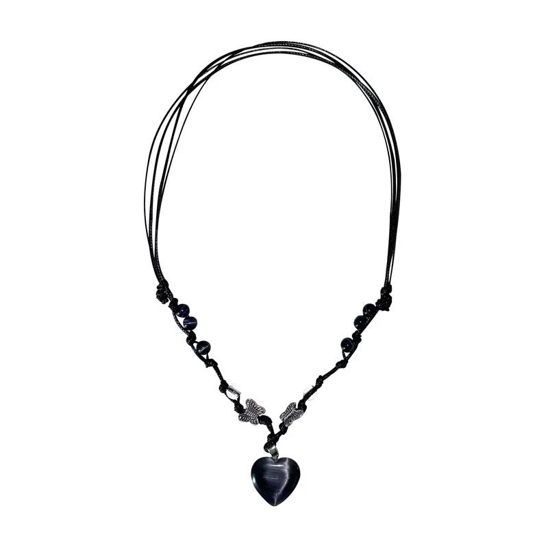 Damen Halskette mit herzförmigem Edelsteinanhänger und verspielten Schmetterlingsdetail Shop Nory