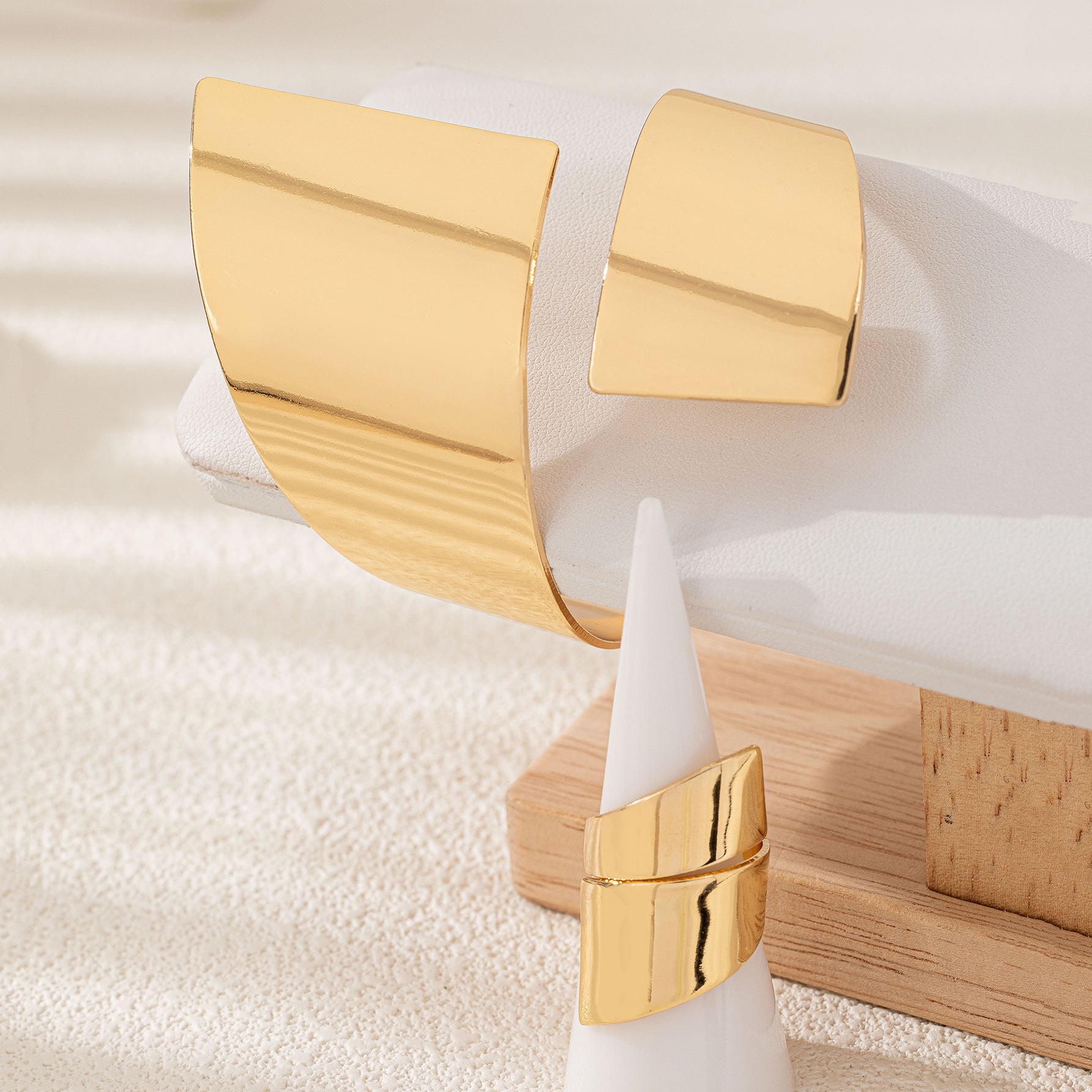 Damen Armspange im modernen, geometrischen Design Shop Nory