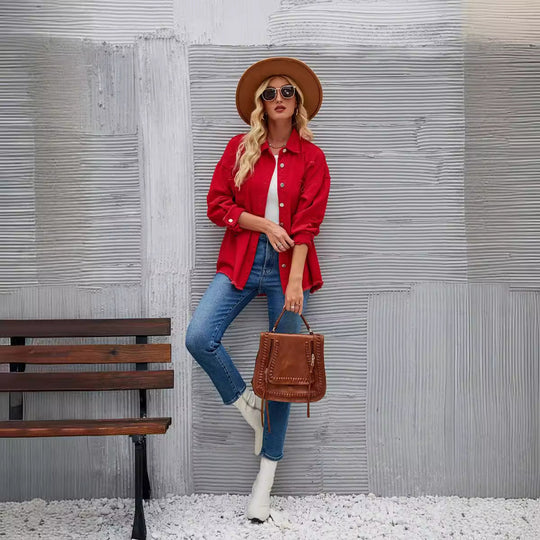 Damen Oversized Denim Jacke mit fransigen Details und Knopfleiste