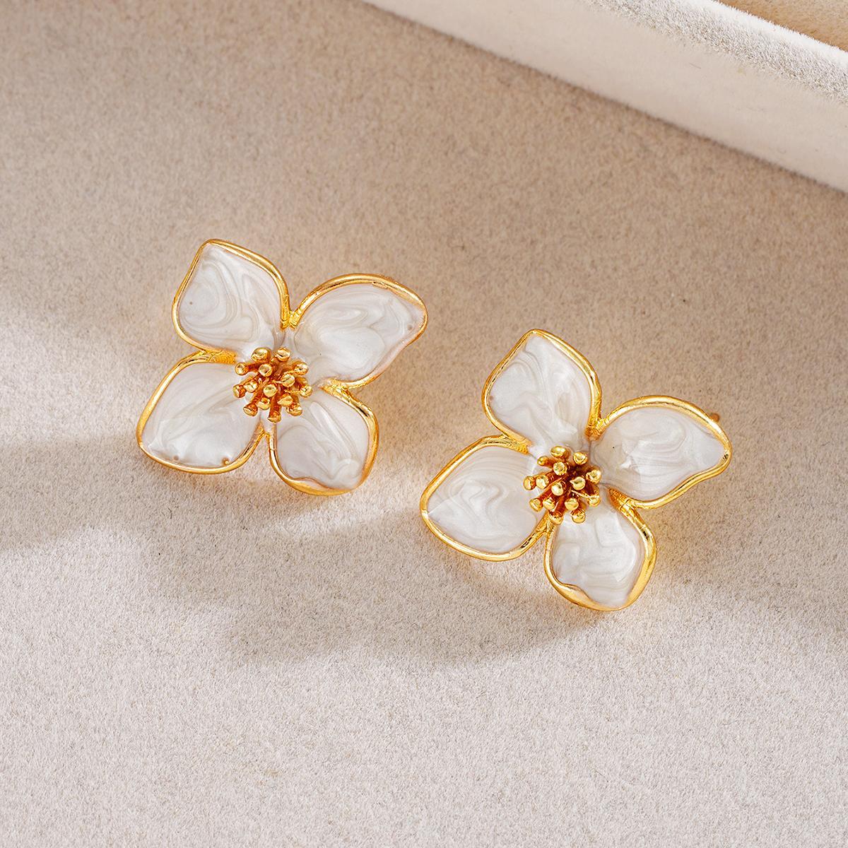 Damen-Ohrstecker mit floralem Design und luxuriösen goldenen Akzenten Shop Nory