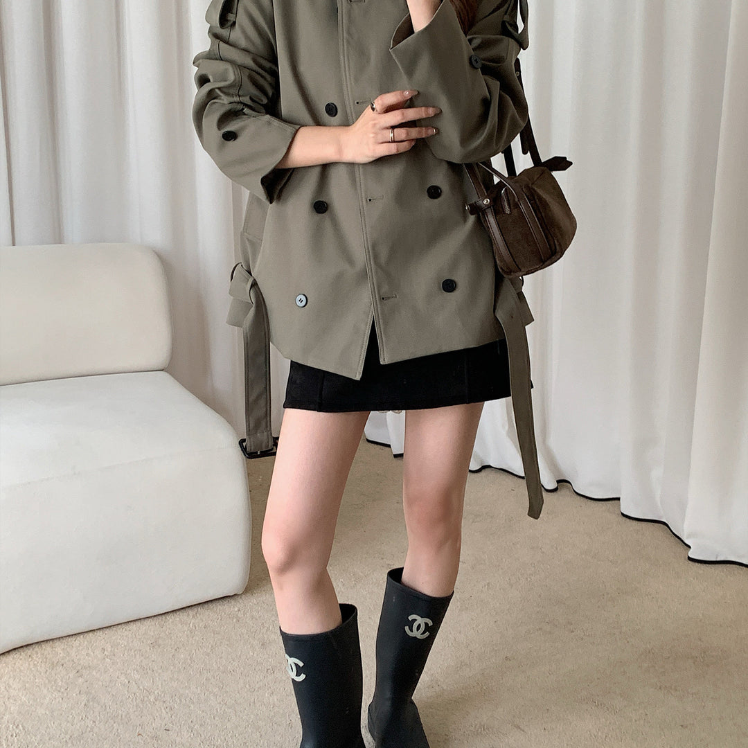 Damen Kurz geschnittener doppeltreihiger Trench mit Stehkragen und Schulterklappen Shop Nory