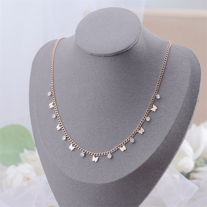 Damen Halskette mit filigranen Schmetterlingsanhängern und funkelnden Zirkonia-Steinen Shop Nory