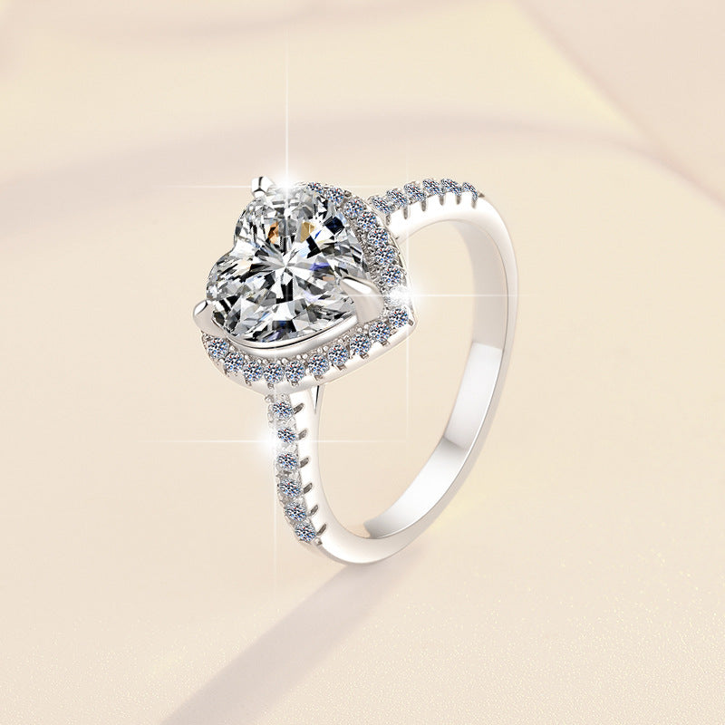 Damen-Verlobungsring mit herzförmigem Hauptstein und funkelnden Zirkonia Shop Nory