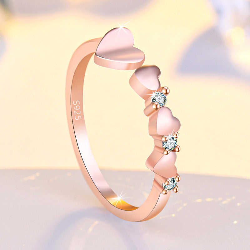 Damenring mit dekorativen Herzmotiven und funkelnden Zirkonia Shop Nory