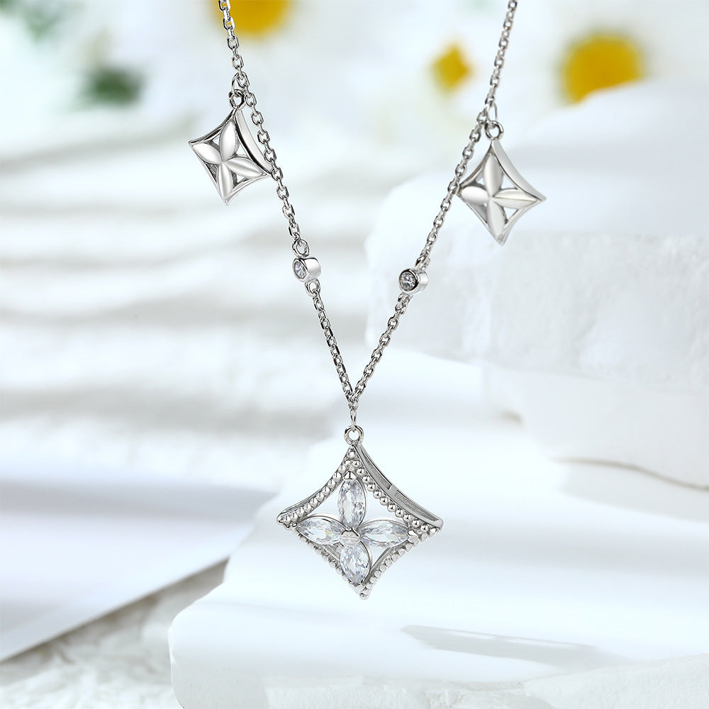 Damenkette mit funkelndem Anhänger und kunstvoller Kristallverzierung Shop Nory