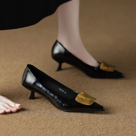 Damen Spitz zulaufende Kitten‑Heel Pumps mit dekorativer Metallapplikation Shop Nory