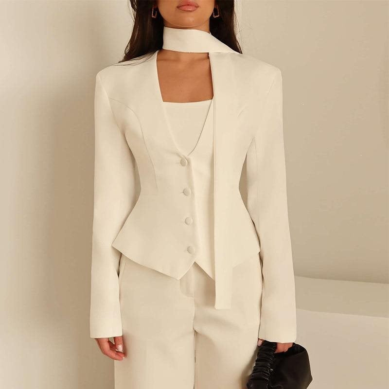 Damen Taillierter Blazer mit Bindeschal und figurbetonter Weste Shop Nory