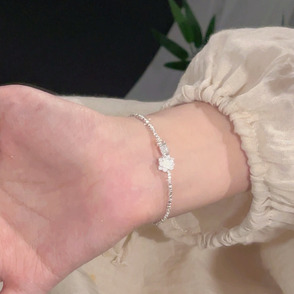 Damenarmband mit kunstvollem Blumenmotiv und funkelnden Zirkonia-Elementen Shop Nory