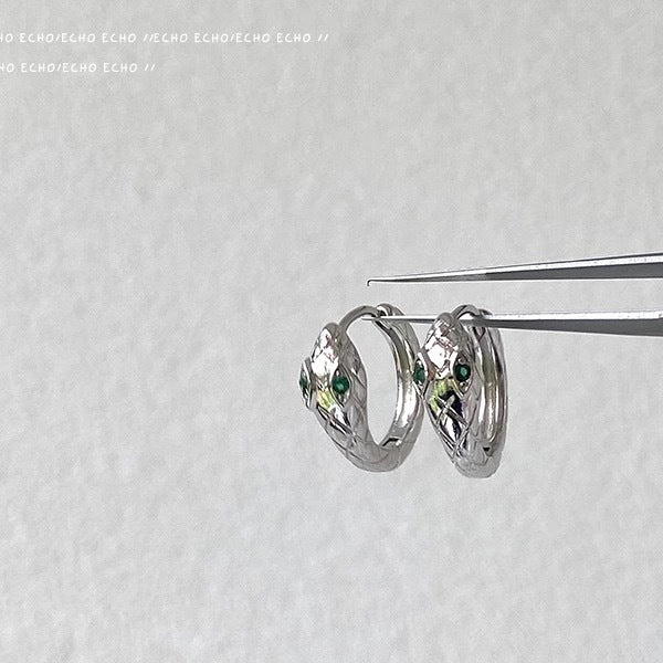 Damen Ring mit einzigartigem Schlangenmotiv und funkelnden Ziernieten Shop Nory